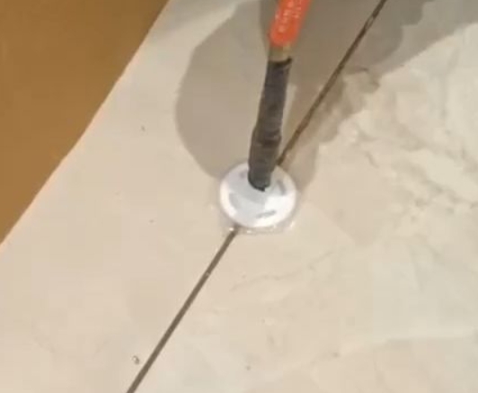 宁夏瓷砖空鼓维修公司专业解答瓷砖在铺贴过程中，如果没有涂抹均匀到位的粘结材料（如水泥砂浆或瓷砖胶），可能会导致以下问题